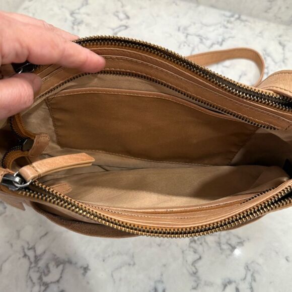 Elegant Tan Leather crossbody Shoulder Bag - Picture 4 of 9